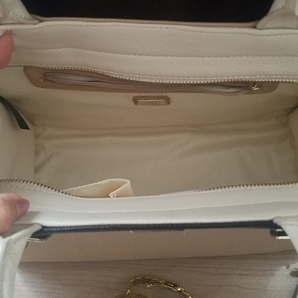 Guess Handbag - Picture 2 of 5